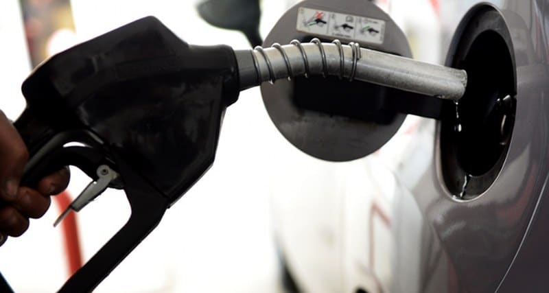 Motorindeki fiyat artışının ardından, benzin fiyatlarında da yükselme bekleniyor. Fiyat artışının salı günü itibariyle yürürlüğe gireceği söyleniyor.