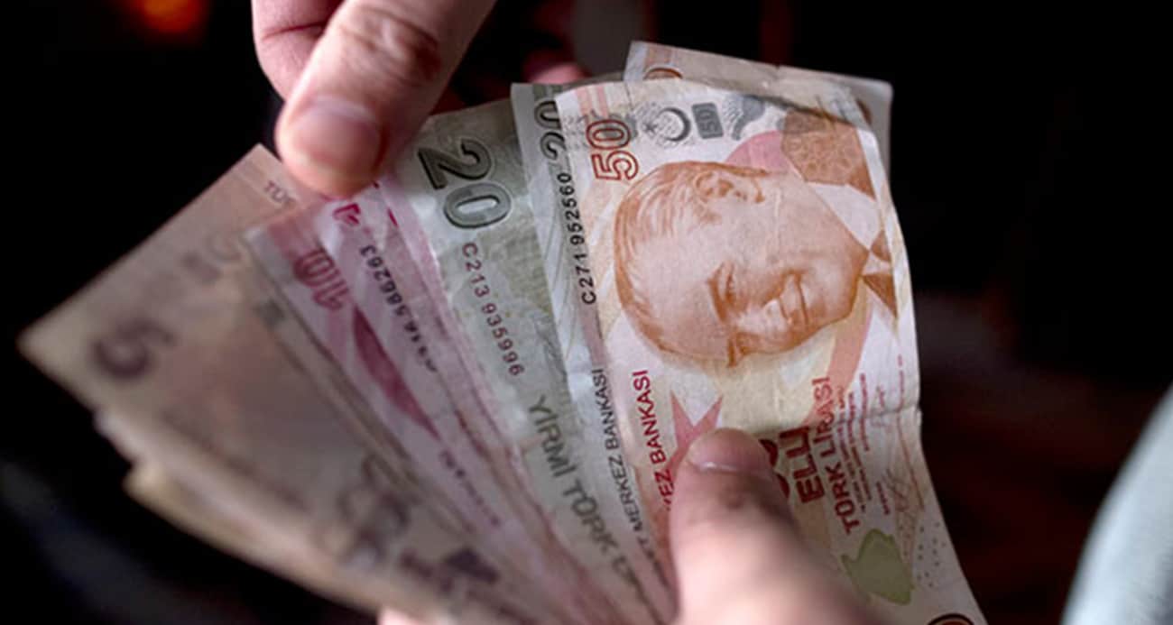 Depremden etkilenen illerde zarar gören esnaf ve sanatkara Halkbank tarafından kullandırılan düşük faizli kredi borçlarının ödemesi ertelendi.