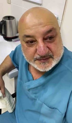 İzmir Gaziemir'de özel bir tıp merkezinde görev yapan göz doktoru Cüneyt İzzettinoğlu, hasta ve hasta yakını tarafından darp edildi.