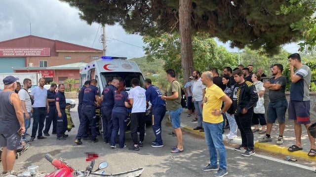 Balıkesir Erdek'te otomobil ve motosiklet çarpıştı. Kazada motosiklet sürücüsü yaralanırken, araçlarda da maddi hasar oluştu.