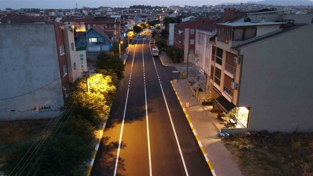 Balıkesir Büyükşehir Belediyesi, şehrin dört bir yanında asfalt yenileme çalışmalarına hız kesmeden devam ediyor.