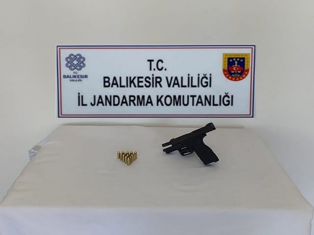 Balıkesir’in Edremit, Erdek ve Karesi ilçelerinde uyuşturucu imal ve ticareti yapan 5 kişi yakalandı. Balıkesir İl Jandarma Komutanlığınca,uyuşturucu madde imal ve ticaretine yönelik yapılan istihbari çalışmalar neticesinde,Edremit, Erdek ve Karesi ilçelerinde uyuşturucu madde imal ve ticareti suçu işlediği tespit edilen 4 şüpheliye ait ikamet adresleri ve araçlarında16-17 Ağustos 2023 günü icra edilen operasyonel faaliyet sonucu; 242 adet kenevir bitkisi, 18 adet sentetik uyuşturucu hap, 15 gram metamfetamin, 4 gram kubar esrar, 2 gram bonzai, 1 adet tabanca, 1 adet şarjör, 15 adet tabanca fişeği ve 5 adet uyuşturucu kullanma aparatı ele geçirildi. Olaya karışan 5 şüpheli hakkında adli işlem başlatıldı. Edremit, Erdek ve Karesi de uyuşturucu operasyonu