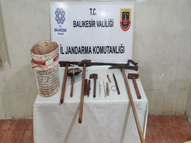 Balıkesir’in Susurluk ilçesinde tarihi eser kaçakçılığına dair kazı yapan 5 şüpheli jandarma tarafından yakalandı.