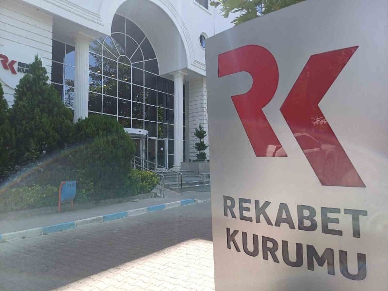 Rekabet Kurulu, yumurta viyolü (kartonu) üretimi alanında faaliyet gösteren Dentaş Kağıt, Güneş Viol, Güres Tavukçuluk, Keskinoğlu Tavukçuluk ve Özay Karton hakkında rekabete aykırı hareket ettikleri gerekçesiyle soruşturma başlattığını duyurdu. AK GIDA ULUDAĞ