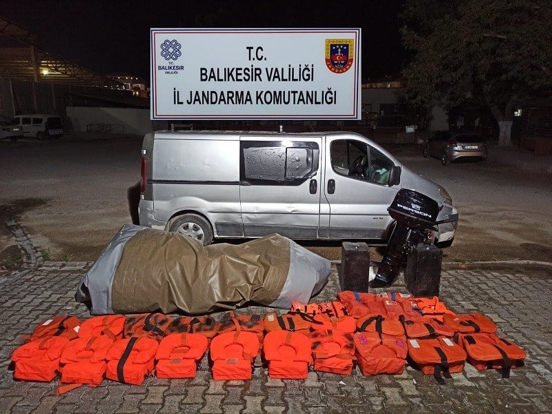 Balıkesir’in Ayvalık ilçesinde göçmen kaçakçılığı şüphelilerine yönelik yapılan müdahale sonucunda, 26 düzensiz göçmen ile birçok malzeme ele geçirildi. Operasyon kapsamında 6 kişi gözaltına alındı.