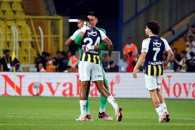 Fenerbahçe’nin Hollandalı futbolcusu Jayden Oosterwolde, sarı-lacivertli formayla ilk golünü attı.
