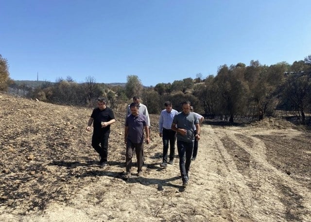 Çanakkale’de 22 Ağustos Salı günü çıkan ve yaklaşık 48 saat sonra kontrol altına alınan 4 bin 80 hektar alanın zarar gördüğü orman yangınında 12 köy etkilendi. Çanakkale Valisi İlhami Aktaş, yangından etkilenen köyleri inceledi.