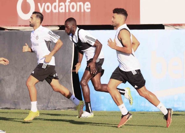 UEFA Konferans Ligi Play-Off turu rövanş maçına hazırlanan Beşiktaş, bu akşam BJK Nevzat Demir Tesisleri'nde gerçekleştirdiği antrenmanla çalışmalarını sürdürdü. Maçın hazırlıkları tesislerde yapılan antrenmanla devam etti.