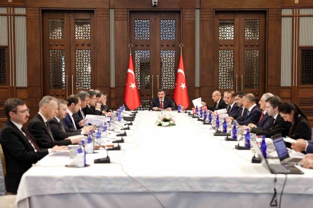 Cumhurbaşkanı Yardımcısı Cevdet Yılmaz, “Böylelikle kamu maliyesinden finansal mimariye her alanda kapsamlı bir değişimi öngörmekteyiz. Güven ve istikrar ortamında enflasyon ile mücadele önceliğimiz olmaya devam edecek” ifadelerini kullandı.