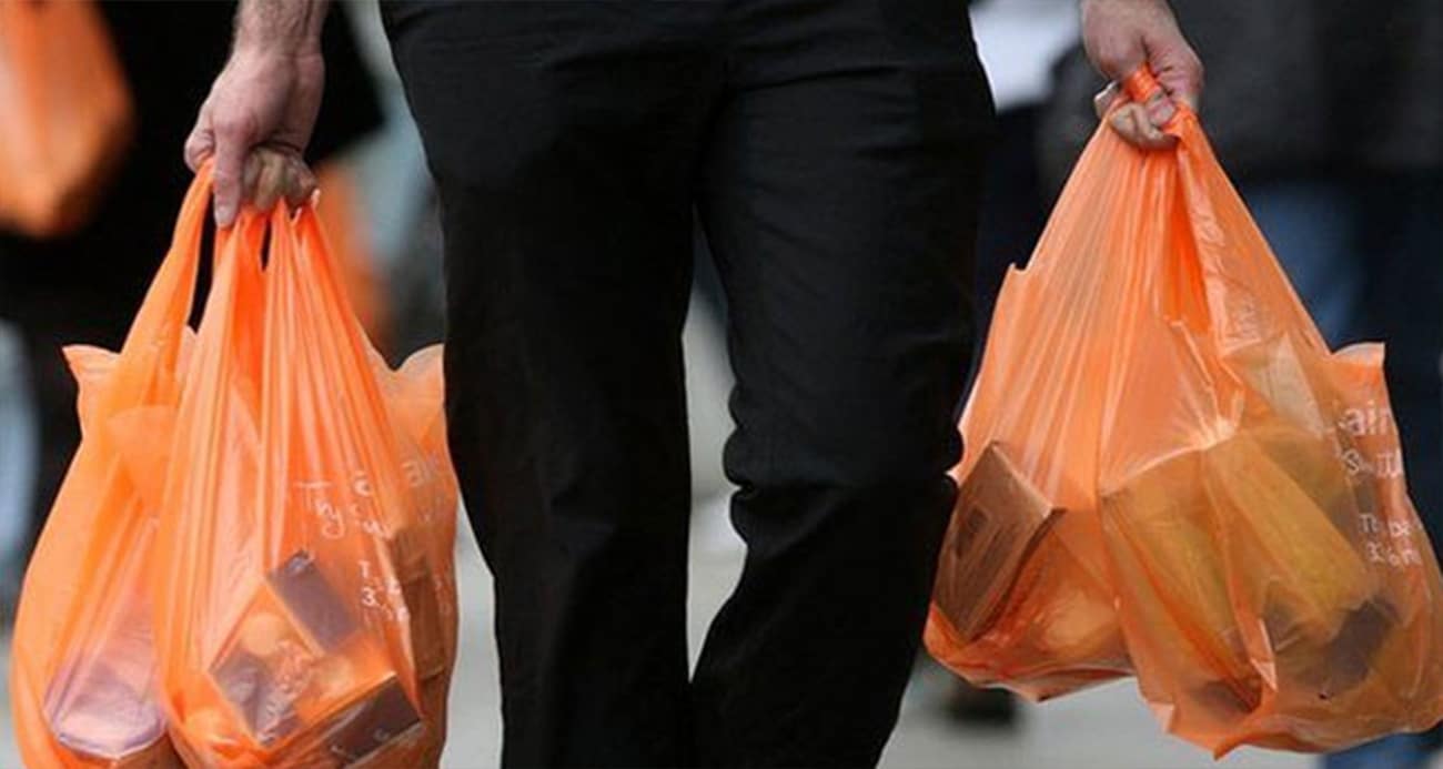 Plastik poşetlerin ücretinin 25 kuruştan 38.5 kuruşa yükseltilmesiyle ilgili karar Resmi Gazete'de yayımlandı.