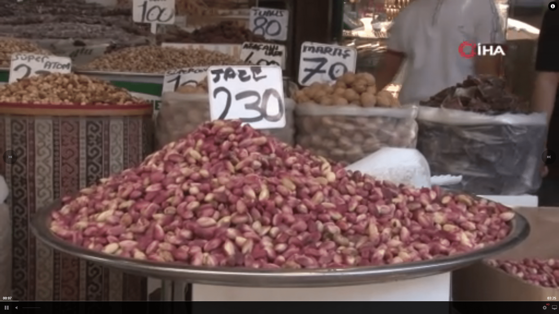 Geçtiğimiz yıl kilosu 80 ila 140 lira arasında değişen Şanlıurfa'nın meşhur fıstığı olan Keten Köyneği, bu yıl 350 lira seviyesine yükseldi. Fiyatların yüzde 100'ü aşan bu büyük artış, hem alıcıları hem de satıcıları olumsuz etkiledi.