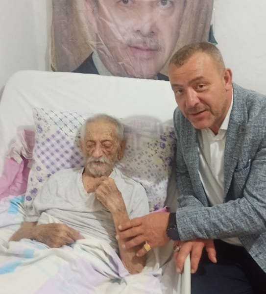 AK Parti Genel Merkezi'nden iki ilçe başkanına belediye başkanlığına aday olmaları için vize çıktı. AK Parti’de belediye başkan adayı olmayı planlayan ilçe başkanları için görevden istifa etme şartı getirildi.