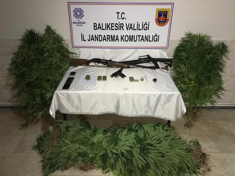 Balıkesir İl Jandarma Komutanlığı tarafından Bandırma ilçesinde uyuşturucu madde imal ve ticareti suçu işlediği tespit edilen 4 şüpheliye yönelik eş zamanlı düzenlenen oper