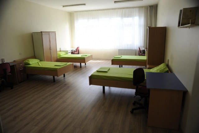 Emlak Uzmanı Mustafa Hakan Özelmacıklı, ’’Kayıtların 28 Ağustos’ta başlayacak olması ile gerek yurt gerekse de kiralık daire ihtiyacı hat safhaya çıkacak. Yeterli arzın olmadığı şehirlerimizde aileler için en büyük yük kira olacak” ifadelerini kullandı. ÖĞRENCİ