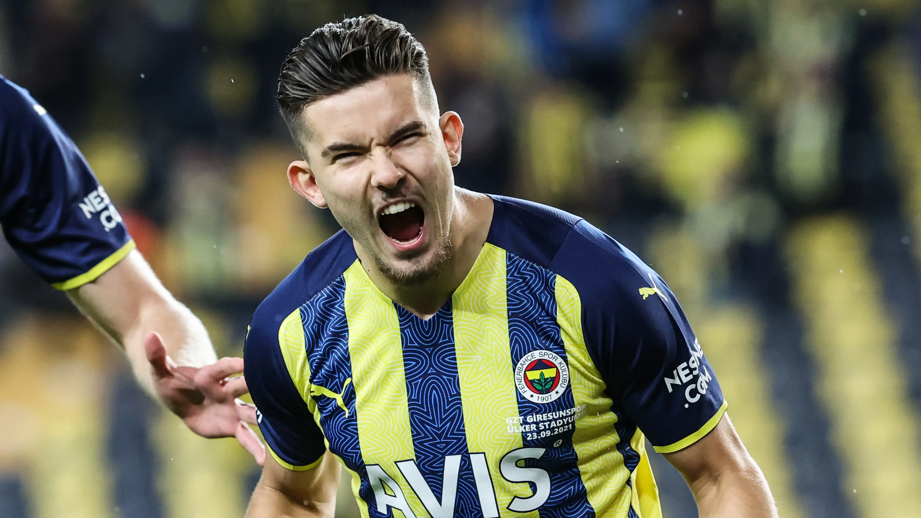 Fenerbahçe'nin UEFA Avrupa Konferans Ligi Play-off Turu'nda Twente ile oynadığı maçın ardından ağrı hisseden Ferdi Kadıoğlu'nun sol kalça kasığında 2. derece yırtık olduğu belirtildi.