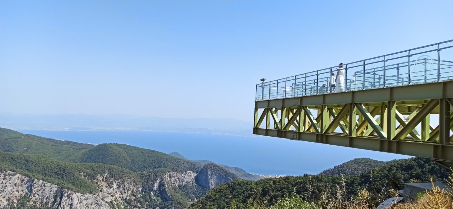 Edremit ilçesinde Kazdağları’nın 836 rakımlı Şahinderesi Kanyonu yamacına yapılan cam seyir terası, binlerce turist ve yerli halkını memnuniyetle ağırladı.