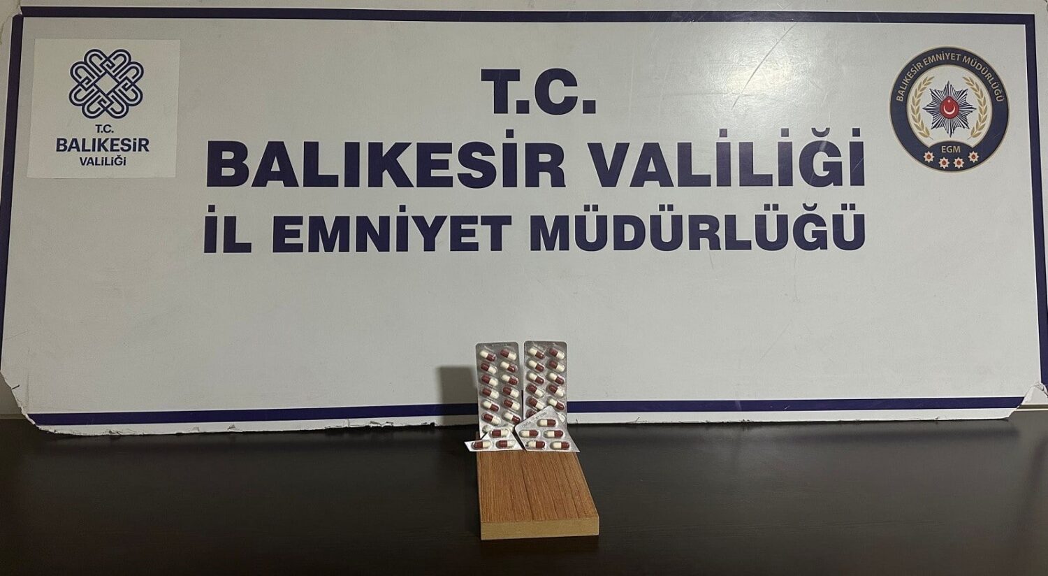 Balıkesir'in Edremit ilçesinde polis ekiplerinin gerçekleştirdiği operasyon sonucunda, şüpheli şahıslar ve araçlar üzerinde yapılan incelemede 36 adet sentetik hap bulundu.