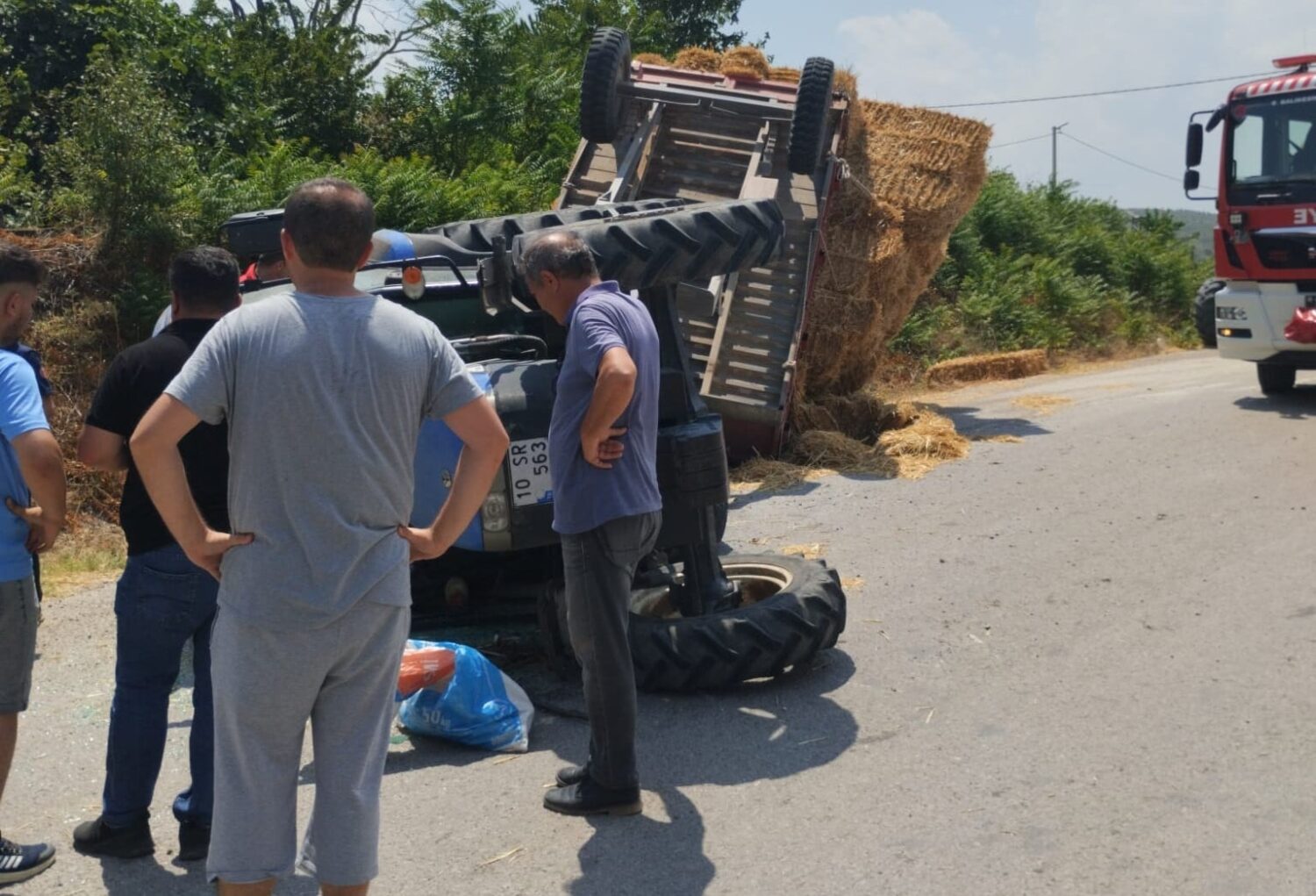 Balıkesir’in Susurluk ilçesinde saman balyası yüklü traktör devrildi. Kaza sonucunda bir kişi yaralandı.