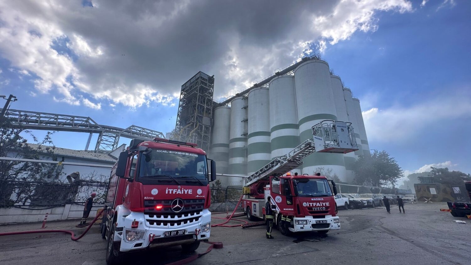 Derince TMO silolarındaki patlamaya ilişkin son durumu aktaran Büyükşehir Belediye Başkanı Tahir Büyükakın, 12 yaralıdan 3'ünün entübe edildiğini açı