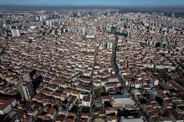 Yaklaşık 1,5 milyon konut İstanbul'da riskli bir durumda bulunuyor. Son günlerde Marmara Denizi'nde yaşanan 3.3 büyüklüğündeki deprem, kentsel dönüşümü tekrar gündeme taşıdı.