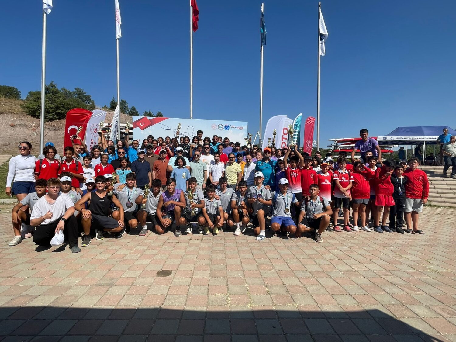 Durgunsu Kano Türkiye Şampiyonası Yarışları 3-5 Ağustos 2023 tarihleri arasında Eskişehir'de yapılırken, Bursa Büyükşehir Belediyespor Kulübü sporcuları, organizasyonu 33 madalya ve 3 kupayla tamamladılar.