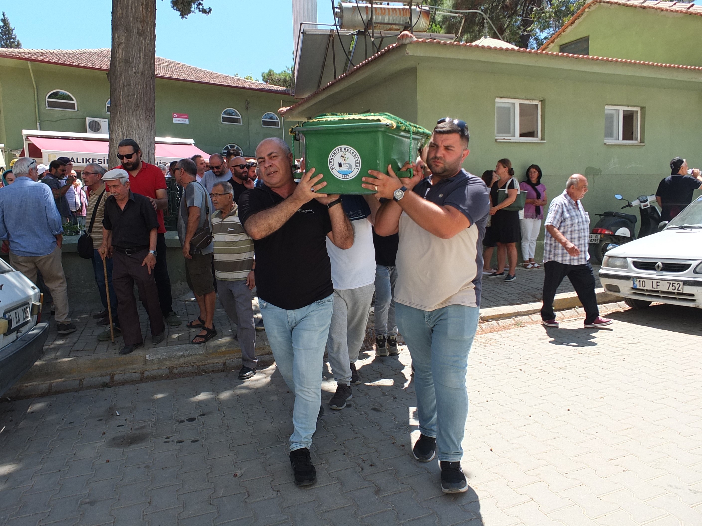 Balıkesir'in Burhaniye ilçesinde, bahçe çimlerini sularken elektrik akımına kapılan 68 yaşındaki Ali Poyraz ağır yaralanarak hastaneye kaldırıldı. Poyraz, bir gün sonra hayatını kaybet