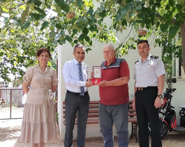 Balıkesir’in Bandırma ilçesinde, Bandırma Kaymakamlığına vekalet eden Erdek Kaymakamı Abdullah Atakan Atasoy, Bandırma'nın kırsal mahallesinde yaşayan Kıbrıs ve Kore gazilerine ziyarette bulundu.