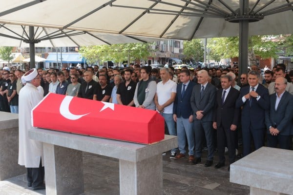 Balıkesir'de evinde geçirdiği kalp krizi sonucu vefat eden Polis Müfettişi Zafer Sönmez, dualar eşliğinde son yolculuğuna uğurlandı.