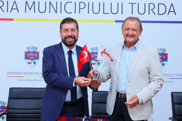 Sındırgı, İda Madra Jeopark projesinin öncü noktalarından biri olan Hisaralan Jeosit Alanı'na ev sahipliği yaparak, turizmin ilerlemesi, iş birliği ve çeşitli projelerin teşvik edilmesi amacıyla Romanya'nın Turda Belediyesi ile kardeş şehir protokolü oluşturmak için hazırlıklarını sürdürüyor.