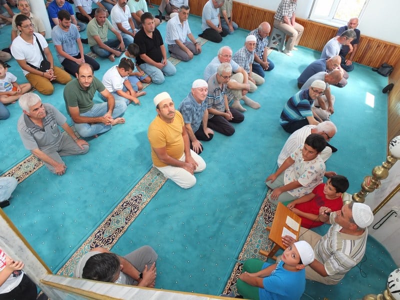 Balıkesir'in Burhaniye ilçesinde, camilerde başlayan Yaz Kur’an Kursları tamamlandı. Vatandaşlar yaz boyunca olduğu gibi hatim cemiyetinde de çocukları yalnız bırakmadı.