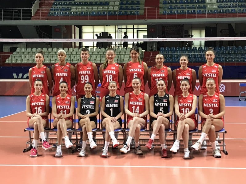 Türkiye Voleybol Federasyonu Başkanı Mehmet Akif Üstündağ, VNL’de şampiyon olan A Milli Kadın Voleybol Takımı ile Avrupa Şampiyonası’ndan da altın madalyayla dönmek istediklerini belirtti.