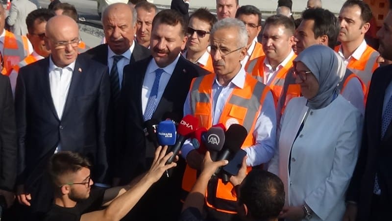 Ulaştırma ve Altyapı Bakanı Abdulkadir Uraloğlu, Balıkesir Kuzey Batı Çevre yolundaki çalışmaları yerinde inceledi.