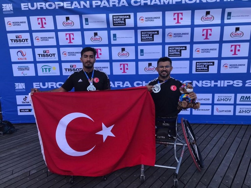 Avrupa Para Şampiyonası’nda Quad kategorisinde milli sporcular Uğur Altınel ve Ahmet Kaplan, çiftlerde gümüş madalyanın sahibi oldu.