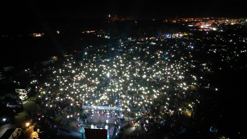 Bursa'nın Karacabey ilçesinde binlerce kişi yılın en etkileyici perseid meteor yağmurunu izlemek için toplandı. Vatandaşlar sabahın erken saatlerinde çadır ve karavanları ile alana geldi.