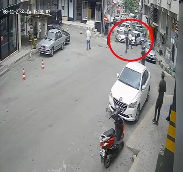 Bursa'da, sürücüsünün el frenini çekmeyi unuttuğu hafif ticari araç, yokuş aşağı ilerleyerek seyir halindeki diğer araçlara çarptı. Olayın ihbarı üzerine gelen polis aracına ise tali yoldan çıkan bir motosikletli kurye çarptı.