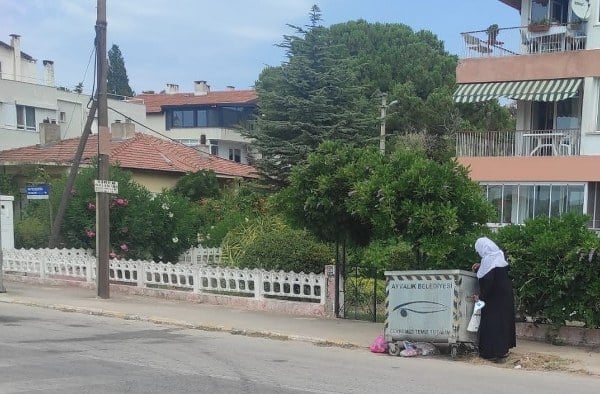 Ayvalık ilçesinde, çöp konteynerlerinden topladıkları ekmekleri tüketiyormuş gibi görünerek, manzarayı gören vatandaşların duygusal tepkileri sonucunda para verdiği dilencilere, Ayvalık Belediyesi Zabıta Müdürlüğü ekipleri tarafından müdahale edildi.