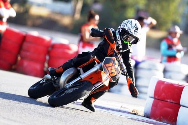 Ayvalık ilçesinin gururu, 11 yaşındaki minik sporcu Çağatay Çoklar, uluslararası motosiklet yarışmalarının eşiğinde. Dünya şampiyonası için heyecanla hazırlıklarını sürdürüyor.
