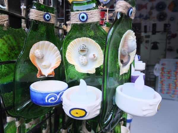 Burhaniye ilçesinde, geri dönüşüm materyalleri kullanılarak yapılan atık şişelerden oluşturulan hediyelik eşyalar, bölge halkının ilgisini çekiyor. Soda, meyve suyu ve bira şişelerinden elde edilen ve mumluk şeklinde tasarlanan ürünler, Rüya Yıldız tarafından yapıldı. Yıldız, bu özel ürünlerin tamamının geri dönüşüm prensibiyle ortaya çıktığını ifade etti.