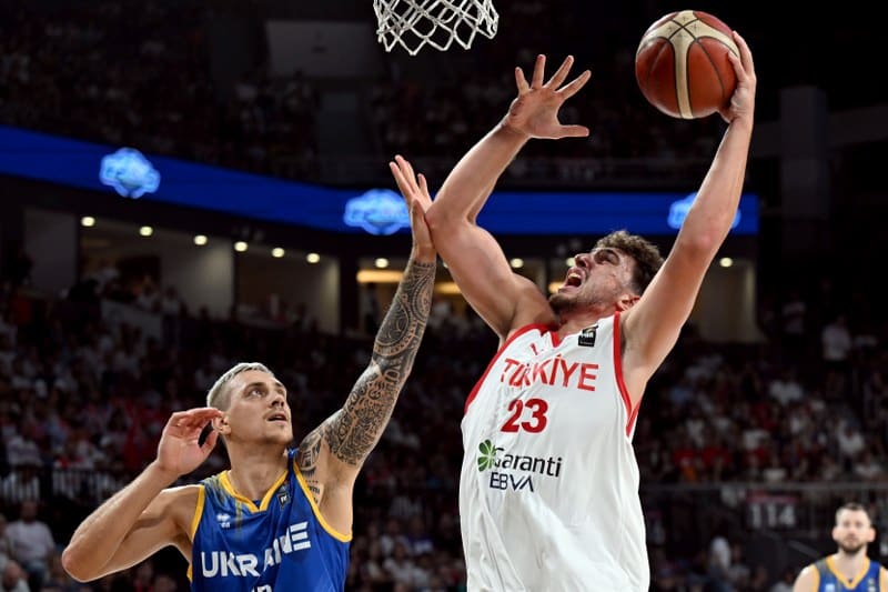 12 Dev Adam, FIBA Olimpiyat Ön Eleme Turnuvası C Grubu 3. maçında Ukrayna'yı mağlup ederek, 3'te 3 yaptı ve gruptan lider çıktı.