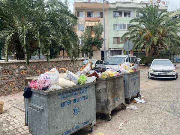 Erdek ilçesinde biriken çöpler, hem yerli halkı hem de tatilcileri isyan ettirdi. Durum büyük rahatsızlık yarattı.