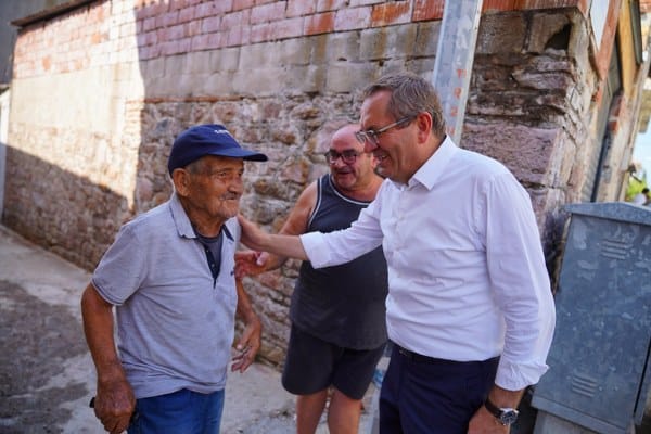 Ayvalık ilçesinin Belediye Başkanı Mesut Ergin, önemli bir bölümünü vatandaşların sorunlarını dinleyerek geçirdiği mesaisiyle dikkat çekiyor. Geçtiğimiz akşam Ayvalık Lisesi önünden başlayıp Sakarya Mahallesi'ne kadar uzanan tarihi sokaklarda vatandaşlarla buluşan Başkan Ergin, birlikte çözüm önerileri üretiyor.