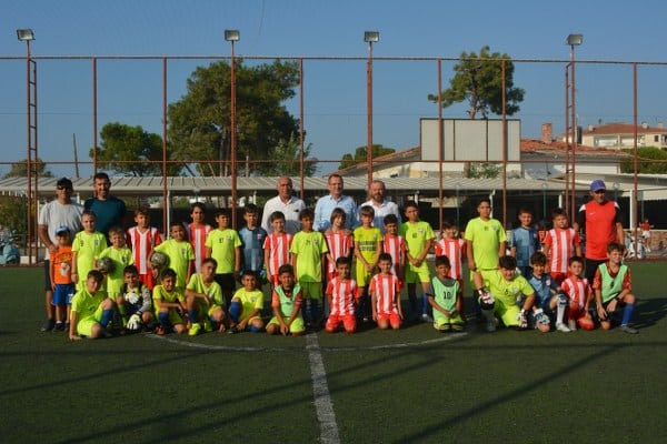 Ayvalık ilçesinde, her yıl 30 Ağustos Zafer Bayramı'na özel olarak düzenlenen Atatürk Kupası-2023 Futbol Turnuvası'nın dördüncüsü, Belediye Başkanı Mesut Ergin'in başlama vuruşuyla resmen başladı.