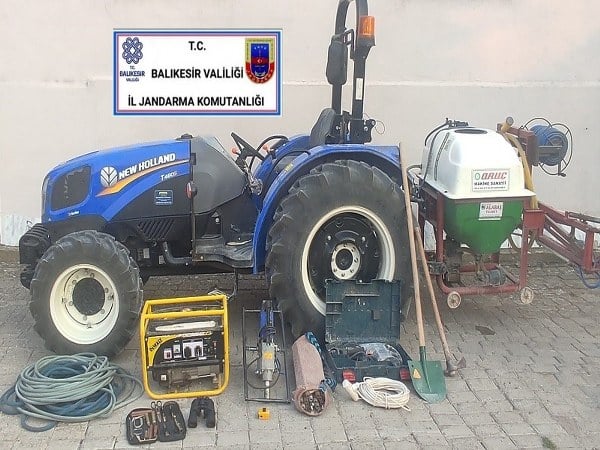 Balıkesir İl Jandarma Komutanlığı, kültür ve tabiat varlıklarını kaçakçılığına yönelik gerçekleştirdiği istihbarat çalışmaları sonucunda, Bigadiç ilçesinde izinsiz kazı yapılacağı bilgisine ulaştı. Jandarma ekipleri, teknik ve fiziki takip yöntemleriyle gerçekleştirdikleri operasyon neticesinde, olayla ilişkilendirilen 4 şüpheliyi yakalayarak adalete teslim etti.