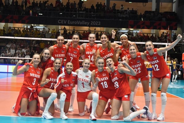 Belçika, Almanya, İtalya ve Estonya'nın ev sahipliğinde düzenlenen CEV Kadınlar Avrupa Voleybol Şampiyonası'nın açılış maçında Filenin Sultanları, İsveç'i 25-22, 25-18, 25-13'lük setlerle 3-0 yenerek galibiyete ulaştı.