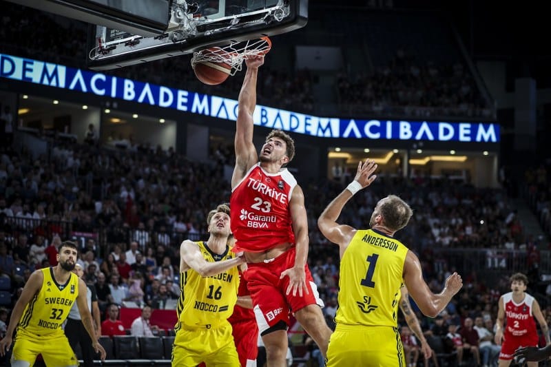 A Milli Erkek Basketbol Takımı, FIBA Olimpiyat Ön Eleme Turnuvası yarı final maçında İsveç’i 105-84’lük skorla mağlup ederek finale yükseldi.