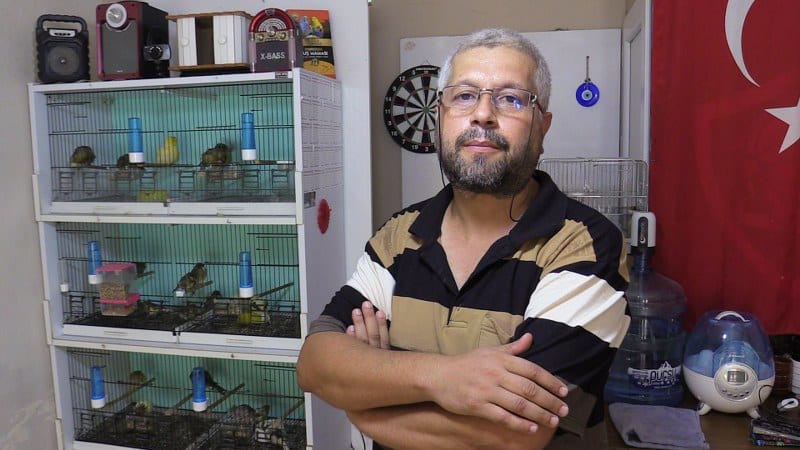 Balıkesir'in Bandırma ilçesinde yaşayan Musa Sevim'in küçük yaşlarda bakmaya başladığı 4 tane muhabbet kuşuyla başlayan ilgisi şimdi evin bir odası kuşlarla dolu olacak şekilde büyüdü.