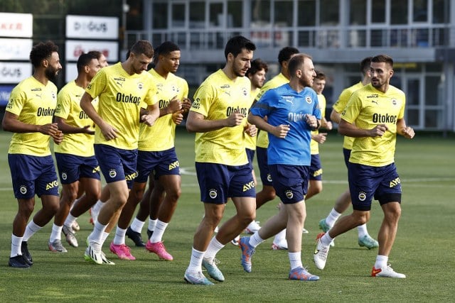 Fenerbahçe, 21 Ağustos Pazartesi akşamı deplasmanda Samsunspor ile oynayacağı lig maçının hazırlıklarına akşam saatlerinde yaptığı antrenmanla devam etti.