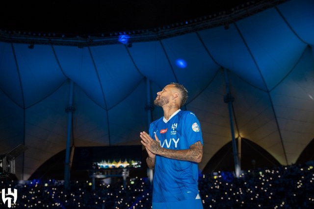 Suudi Arabistan ekibi Al Hilal’e transfer olan Brezilyalı yıldız futbolcu Neymar, stadyumda görkemli törenle karşılandı.