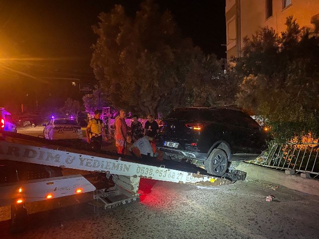 Balıkesir'in Erdek ilçesinde otomobil sitenin duvarını yıkarak asılı kaldı. Kazada yaralanan olmazken sitede oturan vatandaşlar korkuyla kendilerini sokağa attı.