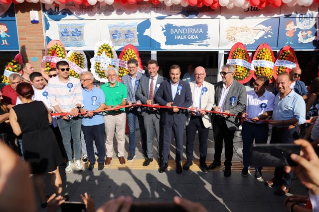 Bandırma Belediyesi’nin ihtiyaç sahiplerine destek olmak amacıyla hayata geçirdiği Sosyal Market açıldı.